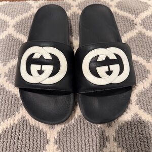 Gucci Monochrome Logo Slides